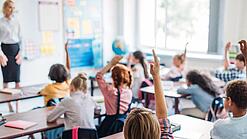 Kinder in einer Schulklasse 