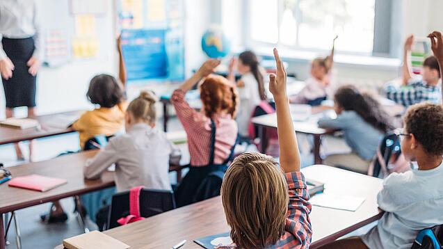 Kinder in einer Schulklasse 