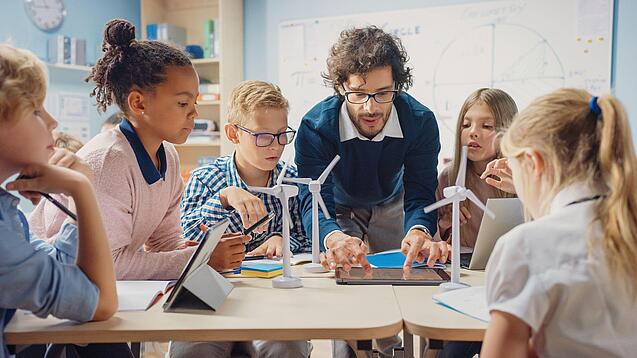 Schulkinder im MINT-Unterricht.