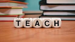 Buchstabenbauklötze bilden das Wort "Teach".