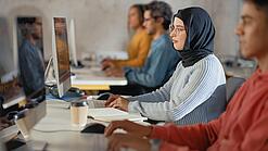 Studierende arbeiten an Computern. 