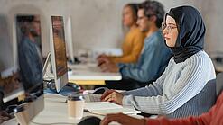 Studierende arbeiten an Computern. 