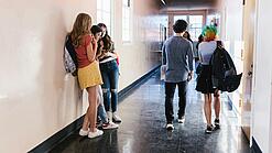 Schüler:innen in einem Schulflur.