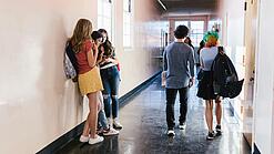 Schüler:innen in einem Schulflur.