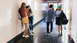 Schüler:innen in einem Schulflur.