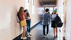 Schüler:innen in einem Schulflur.