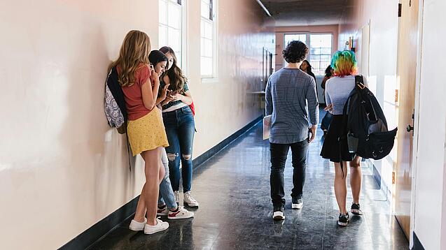 Schüler:innen in einem Schulflur.