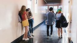 Schüler:innen in einem Schulflur.