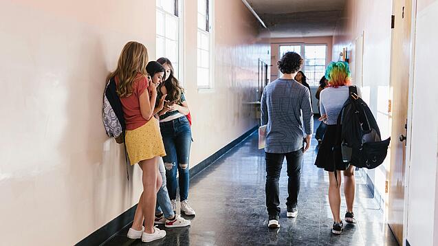 Schüler:innen in einem Schulflur.