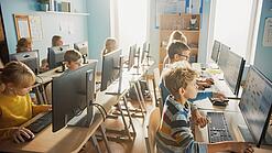Eine Schulklasse arbeitet an Computern.