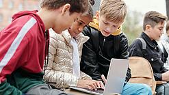 Gruppe Kinder vor einem Laptop