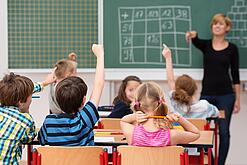 Schulklasse und Lehrerin im Unterricht.