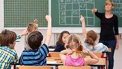 Schulklasse und Lehrerin im Unterricht.