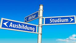 Ein Schild zeigt verschiedene Richtungen an: Abitur, Ausbildung, Studium.
