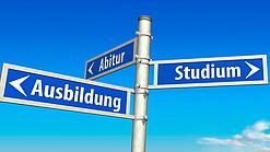 Ein Schild zeigt verschiedene Richtungen an: Abitur, Ausbildung, Studium.