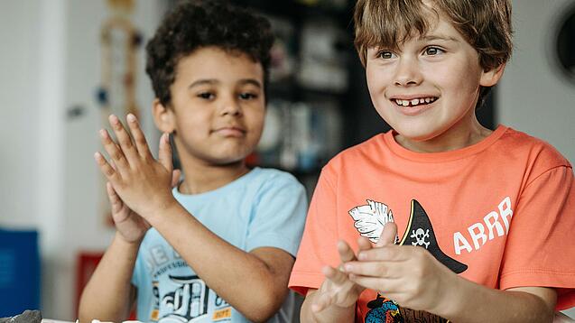 Zwei Kinder kneten. 