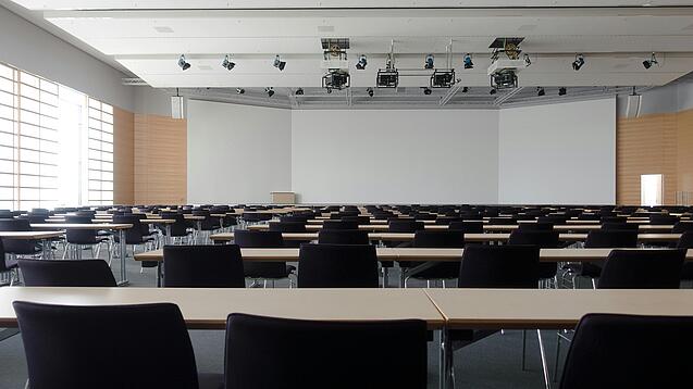 Leerer moderner Hörsaal mit großem Whiteboard
