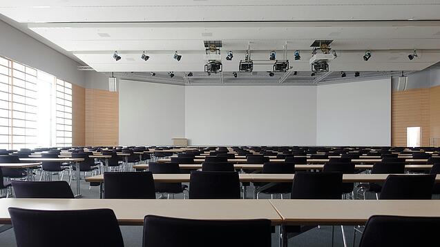 Leerer moderner Hörsaal mit großem Whiteboard