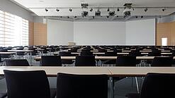 Leerer moderner Hörsaal mit großem Whiteboard