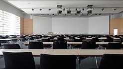 Leerer moderner Hörsaal mit großem Whiteboard