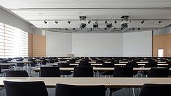 Leerer moderner Hörsaal mit großem Whiteboard
