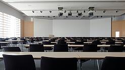 Leerer moderner Hörsaal mit großem Whiteboard