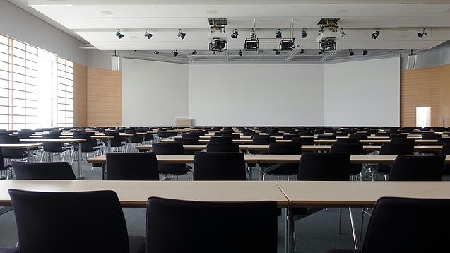Leerer moderner Hörsaal mit großem Whiteboard