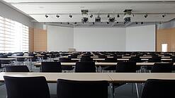 Leerer moderner Hörsaal mit großem Whiteboard