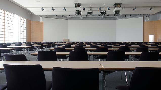 Leerer moderner Hörsaal mit großem Whiteboard