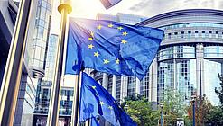 Wehende Europaflaggen vor dem Europaparlament in Brüssel.