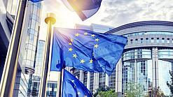 Wehende Europaflaggen vor dem Europaparlament in Brüssel.