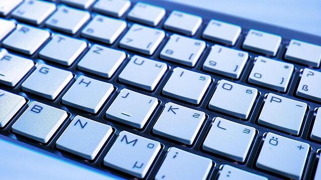 Eine Computer-Tastatur in Nahaufnahme.