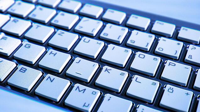 Eine Computer-Tastatur in Nahaufnahme.