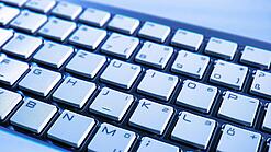 Eine Computer-Tastatur in Nahaufnahme.
