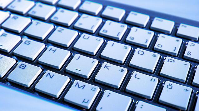 Eine Computer-Tastatur in Nahaufnahme.