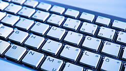Eine Computer-Tastatur in Nahaufnahme.
