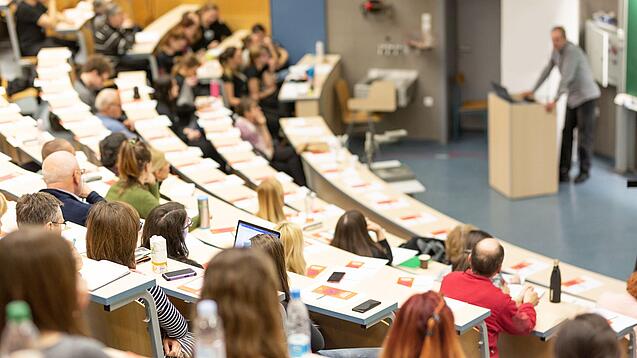 Studierende in einem Hörsaal