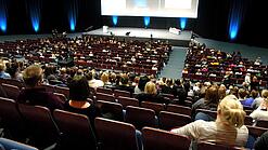 Ein Hörsaal mit einigen Studierenden.