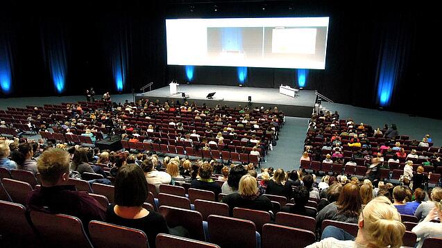 Ein Hörsaal mit einigen Studierenden.