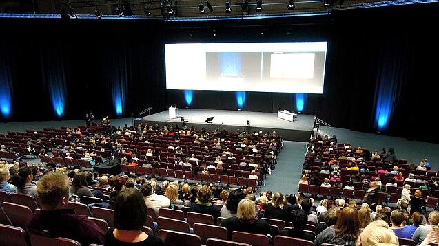 Ein Hörsaal mit einigen Studierenden.