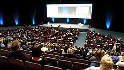 Ein Hörsaal mit einigen Studierenden.