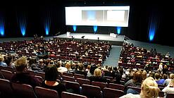Ein Hörsaal mit einigen Studierenden.