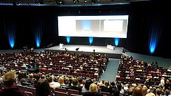 Ein Hörsaal mit einigen Studierenden.