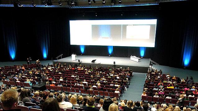 Ein Hörsaal mit einigen Studierenden.