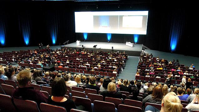 Ein Hörsaal mit einigen Studierenden.