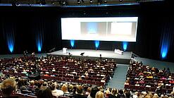 Ein Hörsaal mit einigen Studierenden.