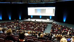 Ein Hörsaal mit einigen Studierenden.