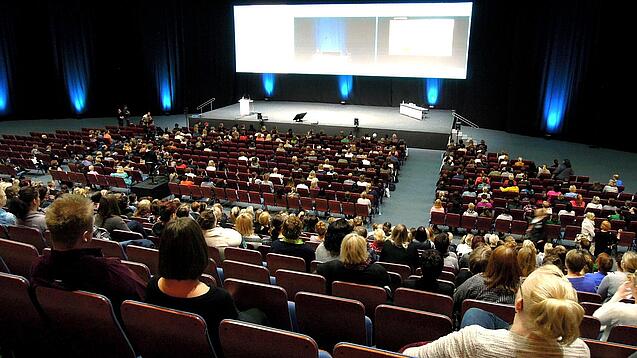 Ein Hörsaal mit einigen Studierenden.