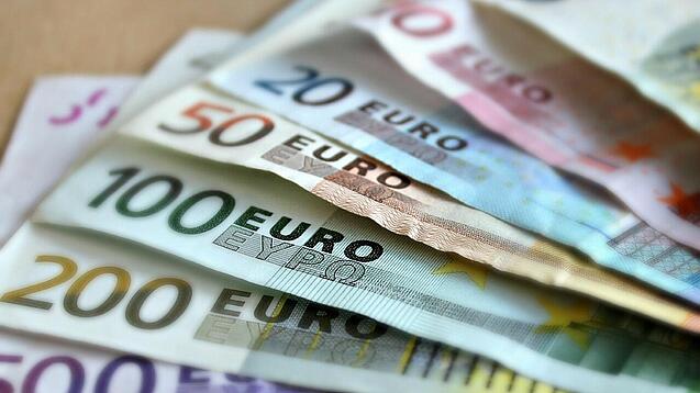 Verschiedene Geldscheine sind übereinander aufgefächert.