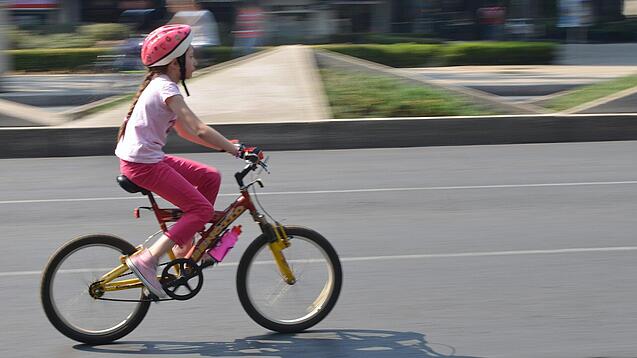 Ein Kind fährt auf einem Fahrrad.